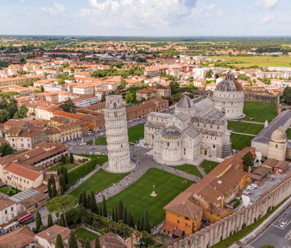 Luftfoto over Det Skæve Tårn i Pisa og Piazza dei Miracoli med katedralen og baptisteriet i Toscana, Italien