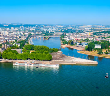 Luftfoto af Deutsches Eck i Koblenz, hvor Rhinen og Mosel floderne mødes med udsigt til Ehrenbreitstein-fortet - et højdepunkt på vores flodkrydstogt