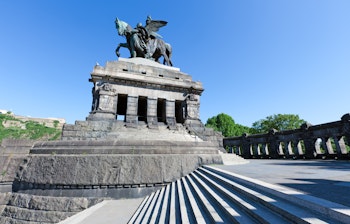 Det berømte Deutsches Eck monument med kejser Wilhelm statuen, hvor Rhinen og Mosel mødes i Koblenz - et populært historisk rejsemål i Tyskland