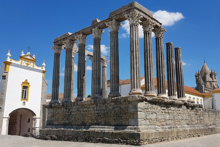 Det antikke Diana-tempel fra romertiden i Évora, Portugal - et UNESCO verdensarvssted med imponerende stensøjler