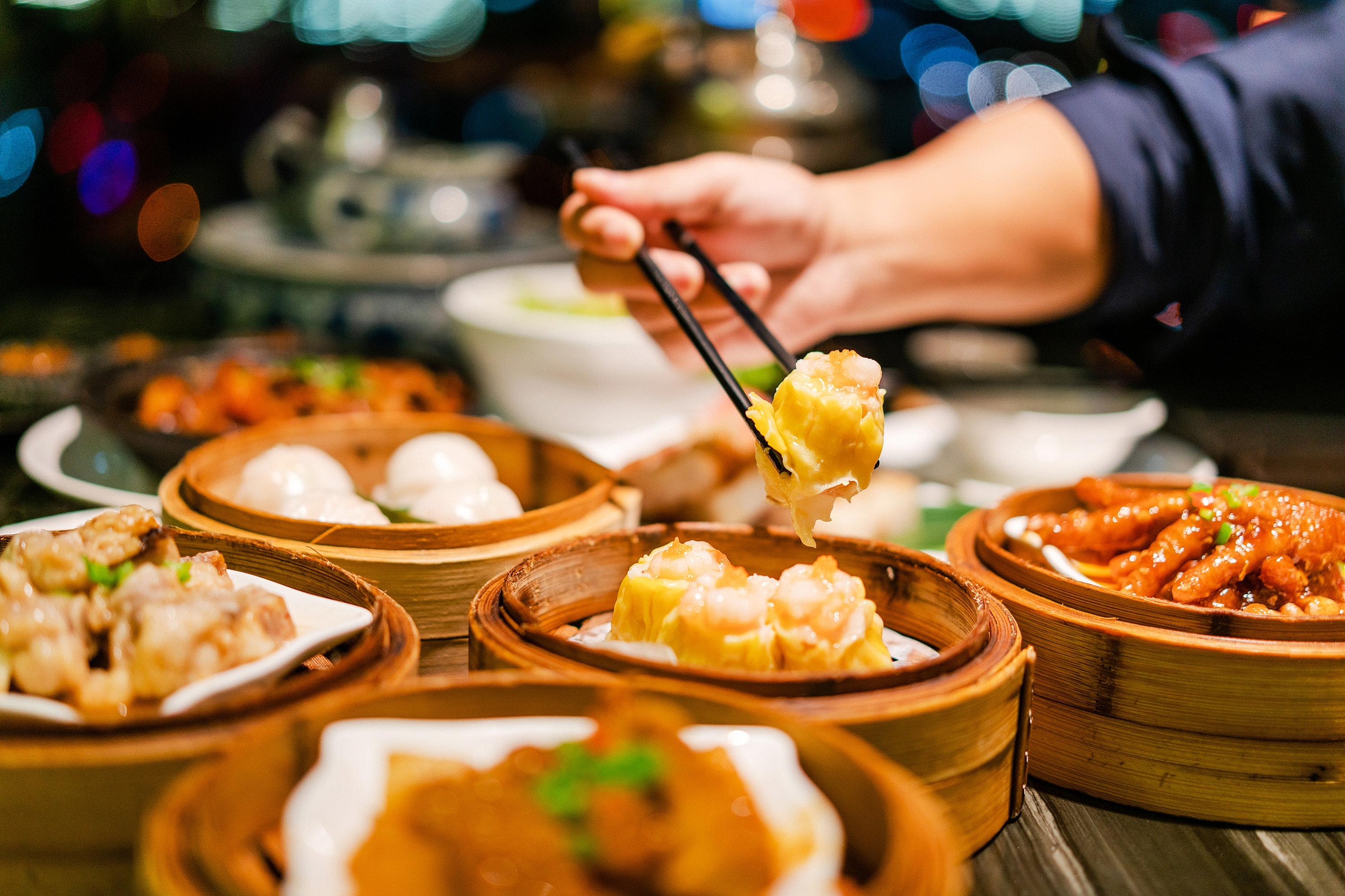 Traditionel dim sum med dumplings i bambuskurve på restaurant i Hong Kong