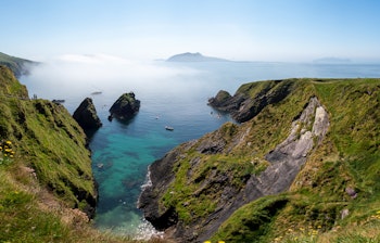 Storslået panorama over de dramatiske klipper og den vilde atlanterhavskyst nær Dunquin på Dingle-halvøen - et højdepunkt på vandreturen i Irland