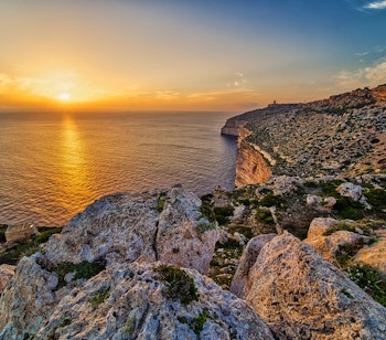 Betagende solnedgang ved Dingli-klipperne på Maltas vestkyst, der rejser sig 250 meter over Middelhavet med panoramaudsigt til den ubeboede ø Filfla