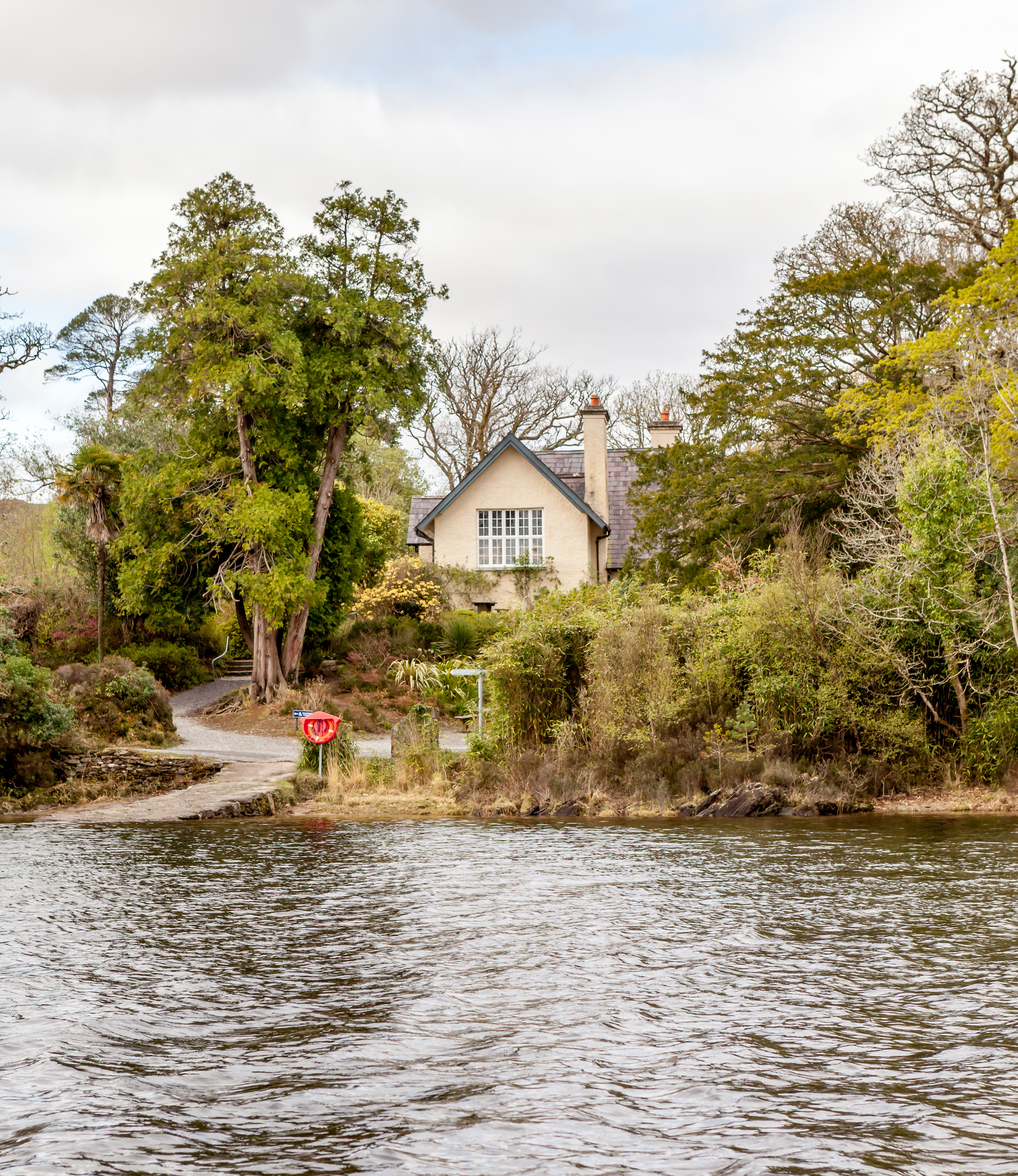 Idylliske Dinis Cottage omgivet af frodig natur i Killarney Nationalpark, Irland, med smukke søudsigter og vandrestier