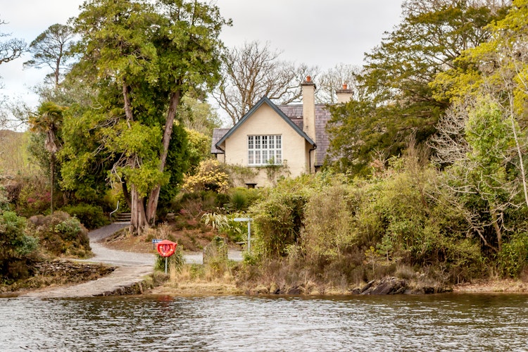Idylliske Dinis Cottage omgivet af frodig natur i Killarney Nationalpark, Irland, med smukke søudsigter og vandrestier