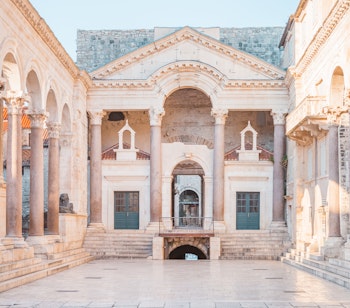 Det historiske Diocletians Palads i Split, Kroatien, med det imponerende klokketårn og den karakteristiske stenarkitektur - et UNESCO verdensarvssted bygget til den romerske kejser Diocletian