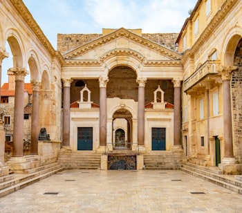 Diokletians Palads fra år 305 i Splits historiske centrum - imponerende romersk arkitektur ved Adriaterhavet i Kroatien