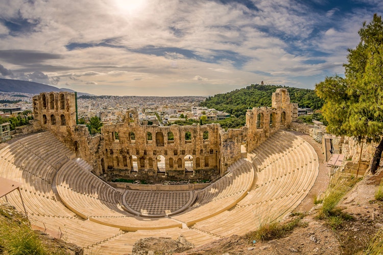 Det antikke Dionysus-teater i forgrunden med den berømte Akropolis-høj og Parthenon-templet i baggrunden, to ikoniske seværdigheder i Athens historiske centrum