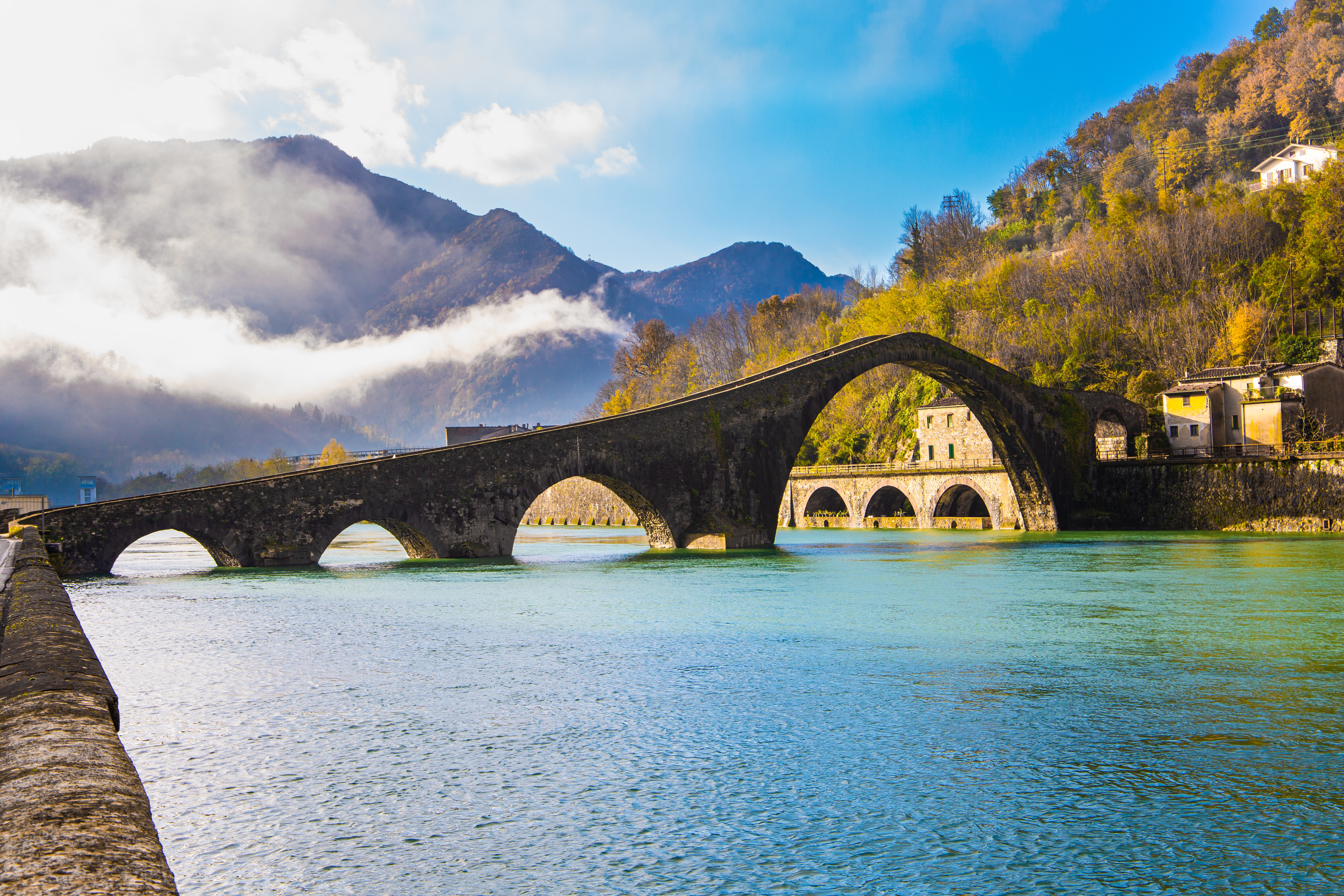 Den historiske Djævlebro (Ponte della Maddalena) med asymmetriske buer over Serchio-floden i Borgo a Mozzano nær Lucca, Toscana