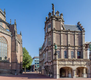 Djævlehuset i Arnhem - historisk rådhus fra 1500-tallet med dæmoniske udsmykninger på facaden, populær seværdighed i Holland