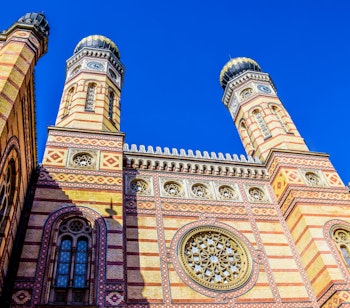 Imponerende udsigt til Dohany gadesynagogen i Budapest, Ungarns mest berømte jødiske kulturarv og Europas største synagoge