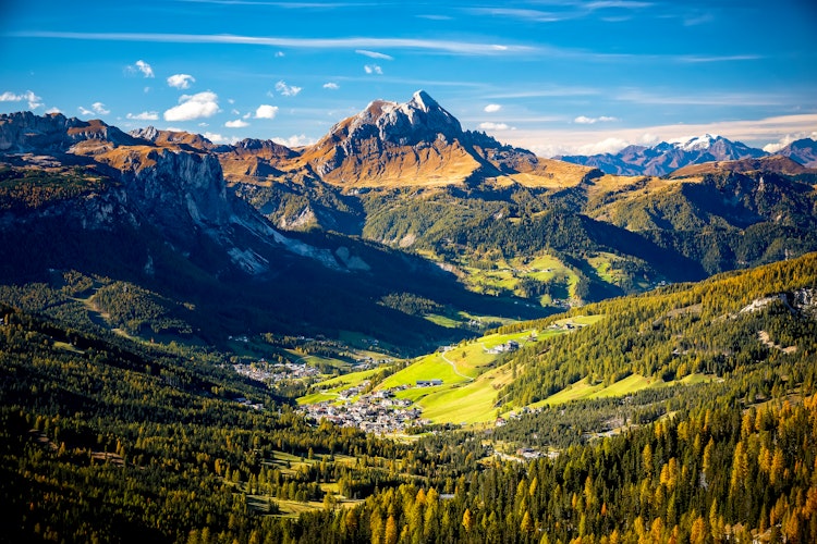 Betagende panoramaudsigt over Dolomitterne fra Passo Sella med udsigt til Canazei dalen og de majestætiske bjergtinder i Norditalien
