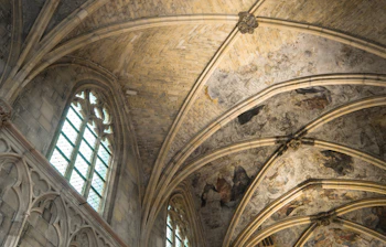 Gotisk hvælvet loft med middelalderlige fresker i den Dominikanske Kirke i Maastricht, Holland, med smukke ribbede stenbuer og blyindfattede vinduer