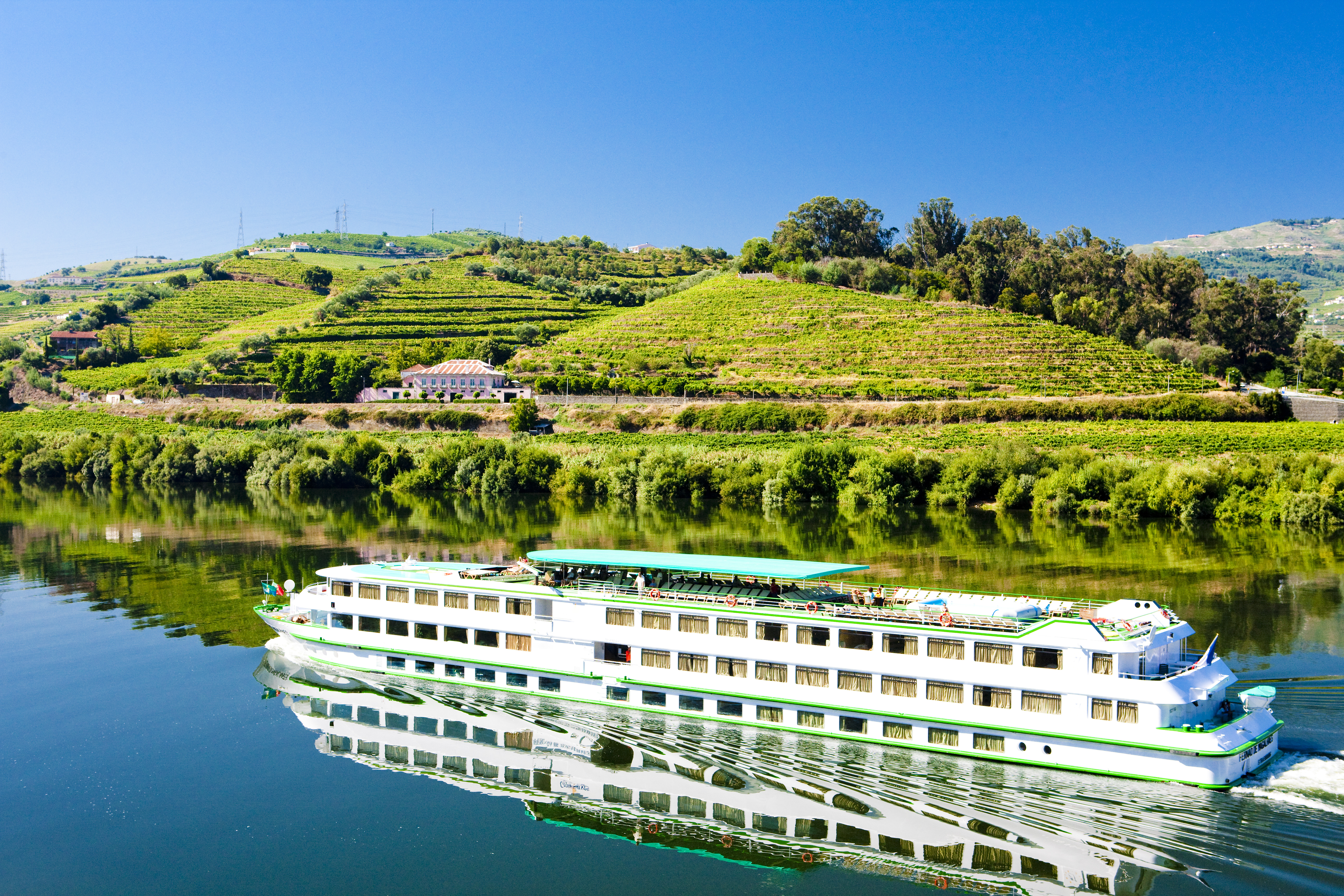 Luksus krydstogtskib på Douro-floden gennem portugisiske vingårdsterrasser i smukt dallandskab
