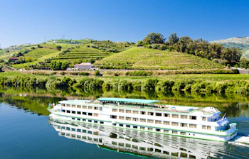 Luksus krydstogtskib på Douro-floden gennem portugisiske vingårdsterrasser i smukt dallandskab