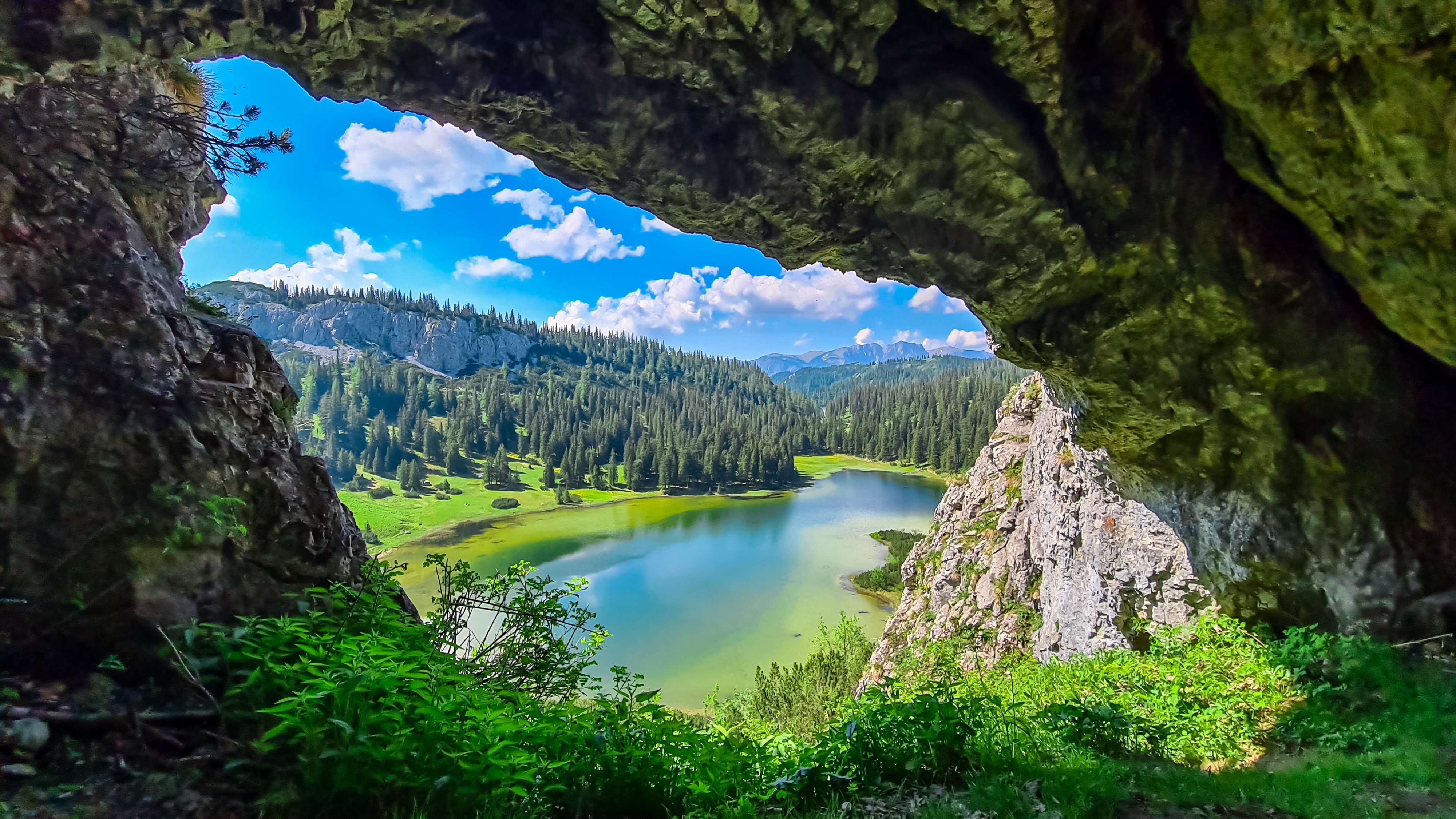 Betagende udsigt fra Drachenhoehle-hulen over den alpine sø Sackwiesensee i Hochschwab-bjergene, Steiermark, Østrig - et perfekt vandringsmål