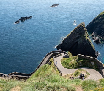 Betagende kystlandskab med dramatiske klipper ved Dunquin pier på Dingle-halvøen langs Wild Atlantic Way i Irland