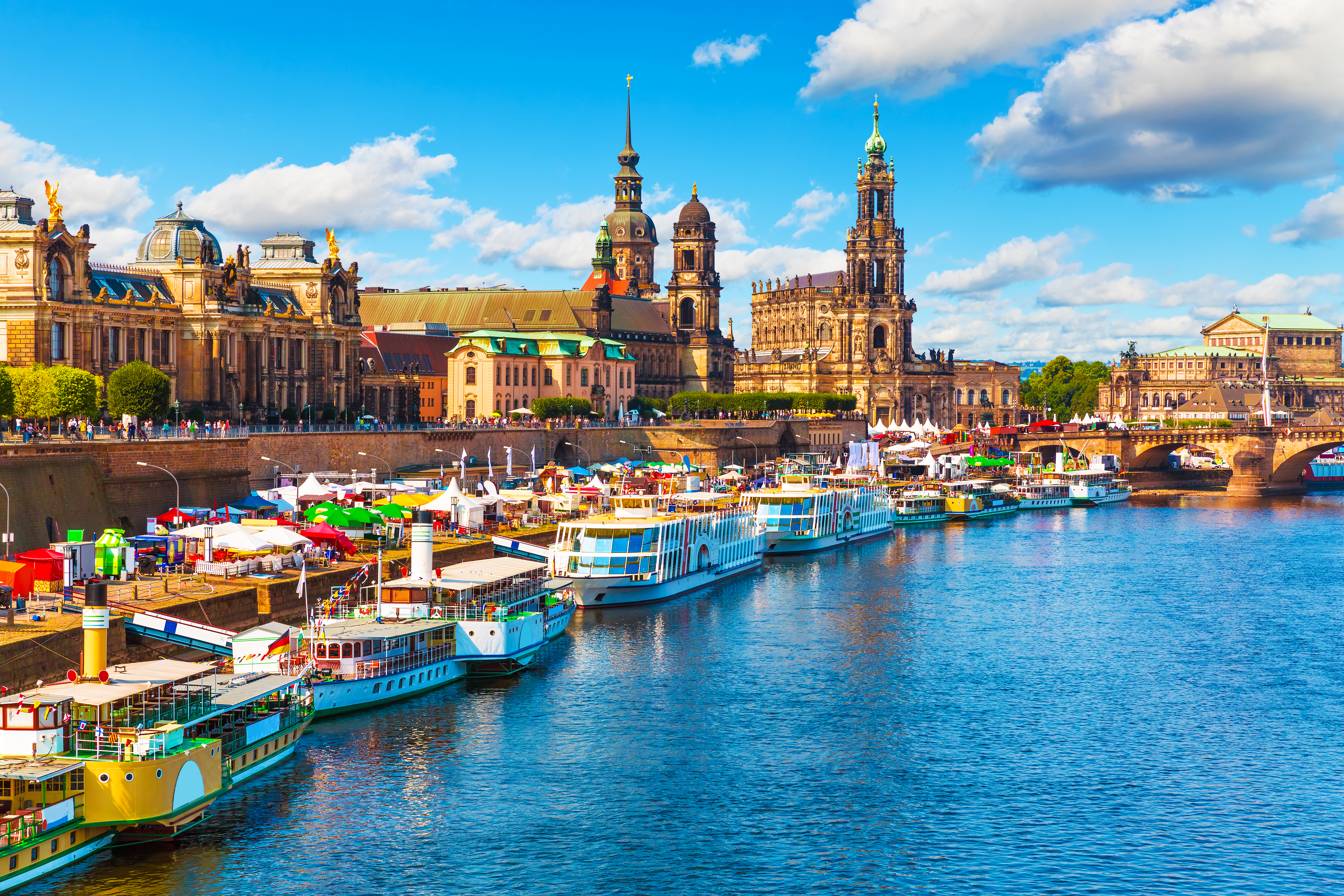 Dresden historiske bybillede med katedraler og farverige både ved Elben flod