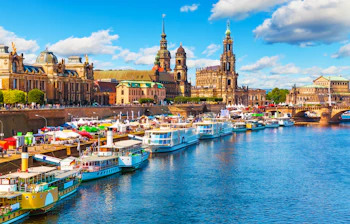 Dresden historiske bybillede med katedraler og farverige både ved Elben flod