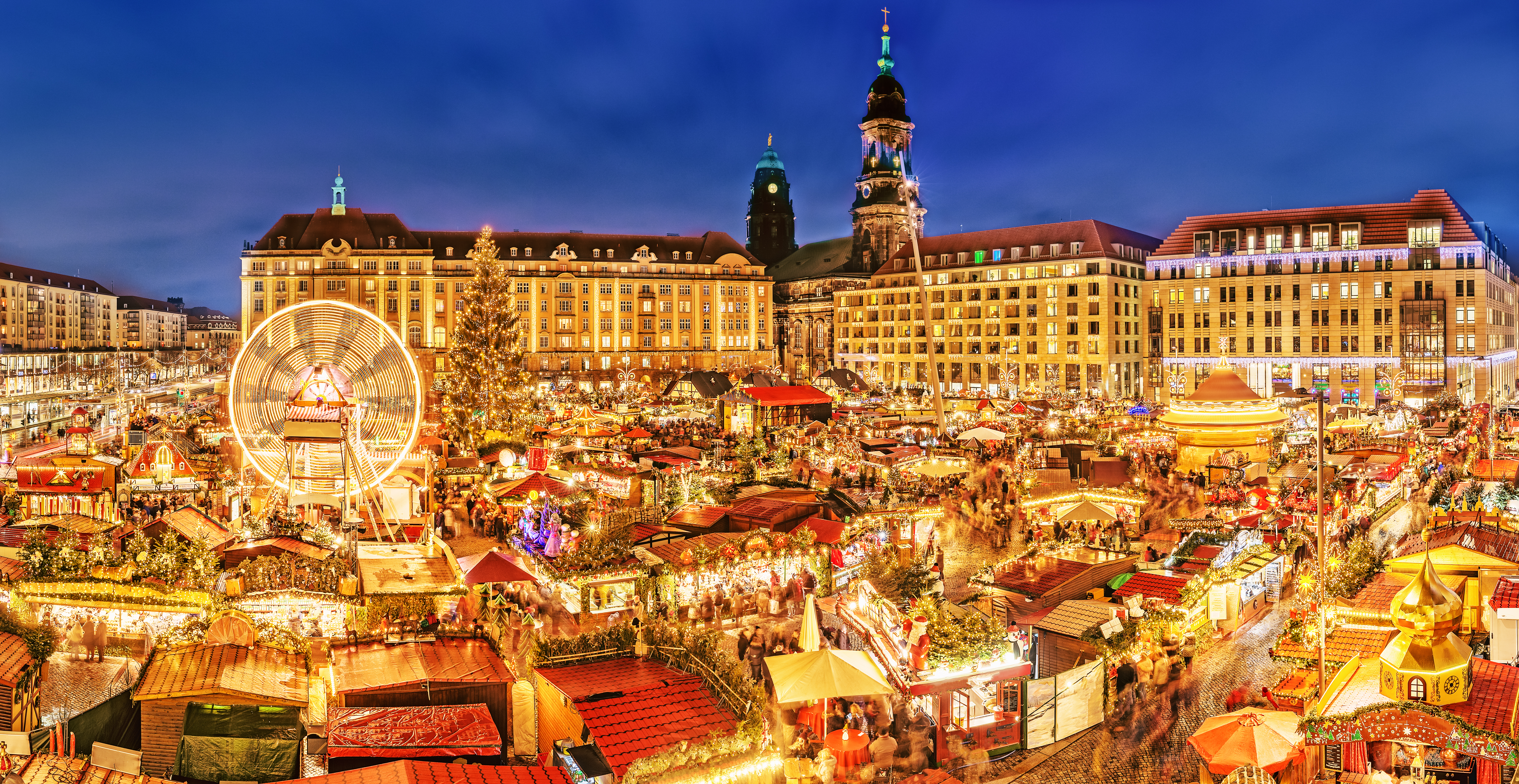 Dresden julemarked om natten med oplyste bygninger og traditionelle træboder i Tyskland