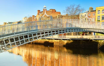 Historisk Ha'penny Bridge over floden Liffey i Dublin på en solrig dag - ikonisk irsk seværdighed