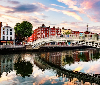 Den ikoniske Ha'penny Bridge oplyst om aftenen i Dublin - et højdepunkt på vores 8-dages rundrejse gennem fortryllende Irland