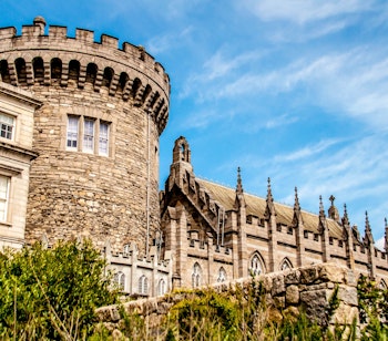 Det historiske tårn på Dublin Slot med gotisk kapel under blå himmel i Irlands hovedstad