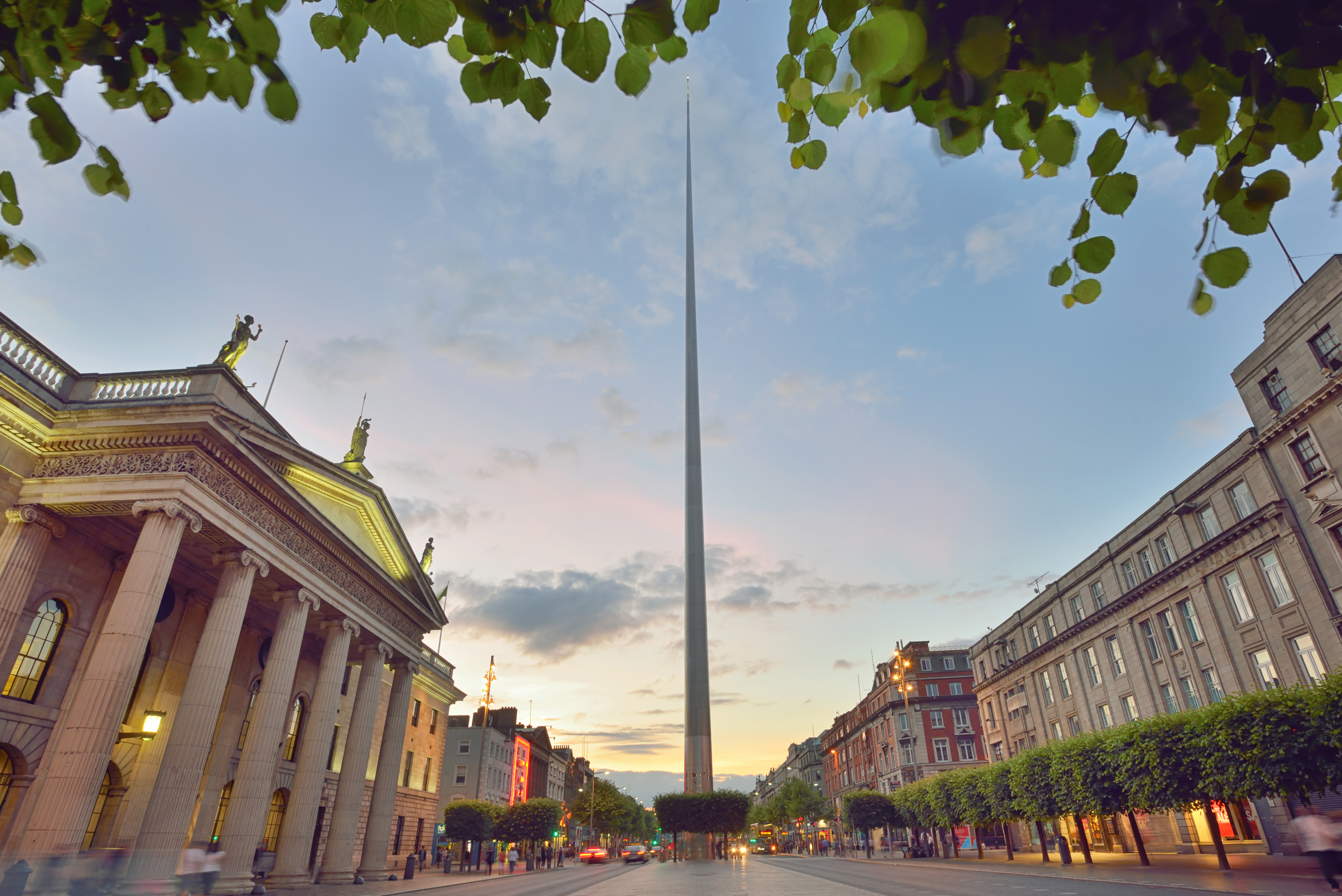 Dublins vartegn The Spire rejser sig over O'Connell Street i tusmørket med det historiske General Post Office til venstre