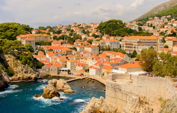 Den historiske fæstning i Dubrovniks gamle bydel med udsigt over det azurblå Adriaterhav i Kroatien