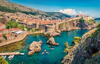 Smuk udsigt over Dubrovniks gamle by med middelalderlige fæstningsværker og det azurblå Adriaterhav i Kroatien