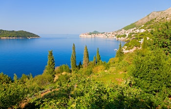 Panoramaudsigt over Dubrovniks historiske bymure og den smukke blå kystlinje ved Adriaterhavet i Kroatien
