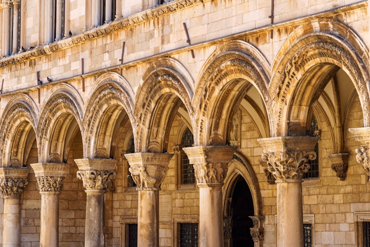 Middelalderlige stenbuer og søjler på historisk palads i Dubrovnik Kroatien