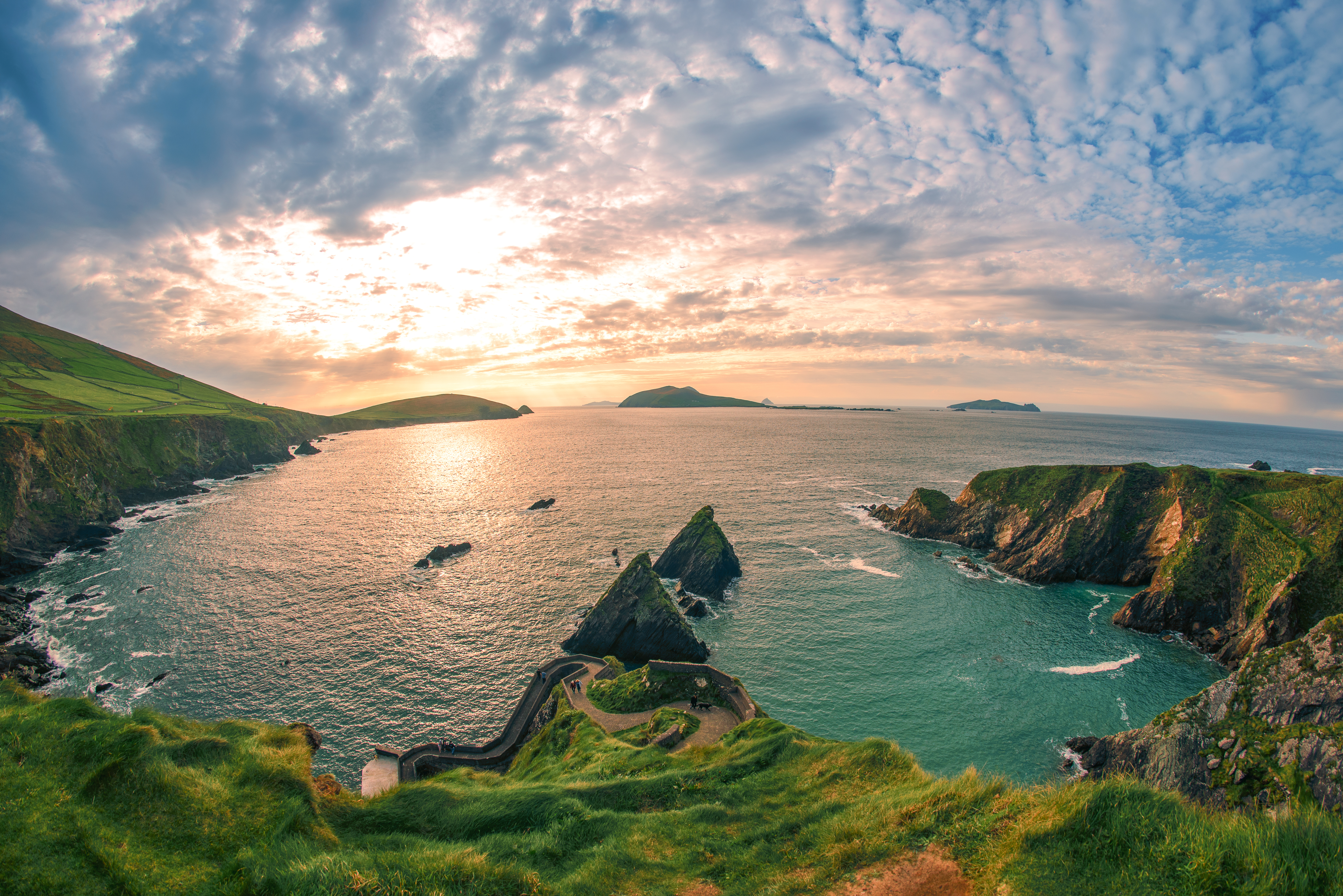 Betagende udsigt over Dunquin Pier på Dingle-halvøen i Kerry, Irland med dramatiske klipper og Atlanterhavet