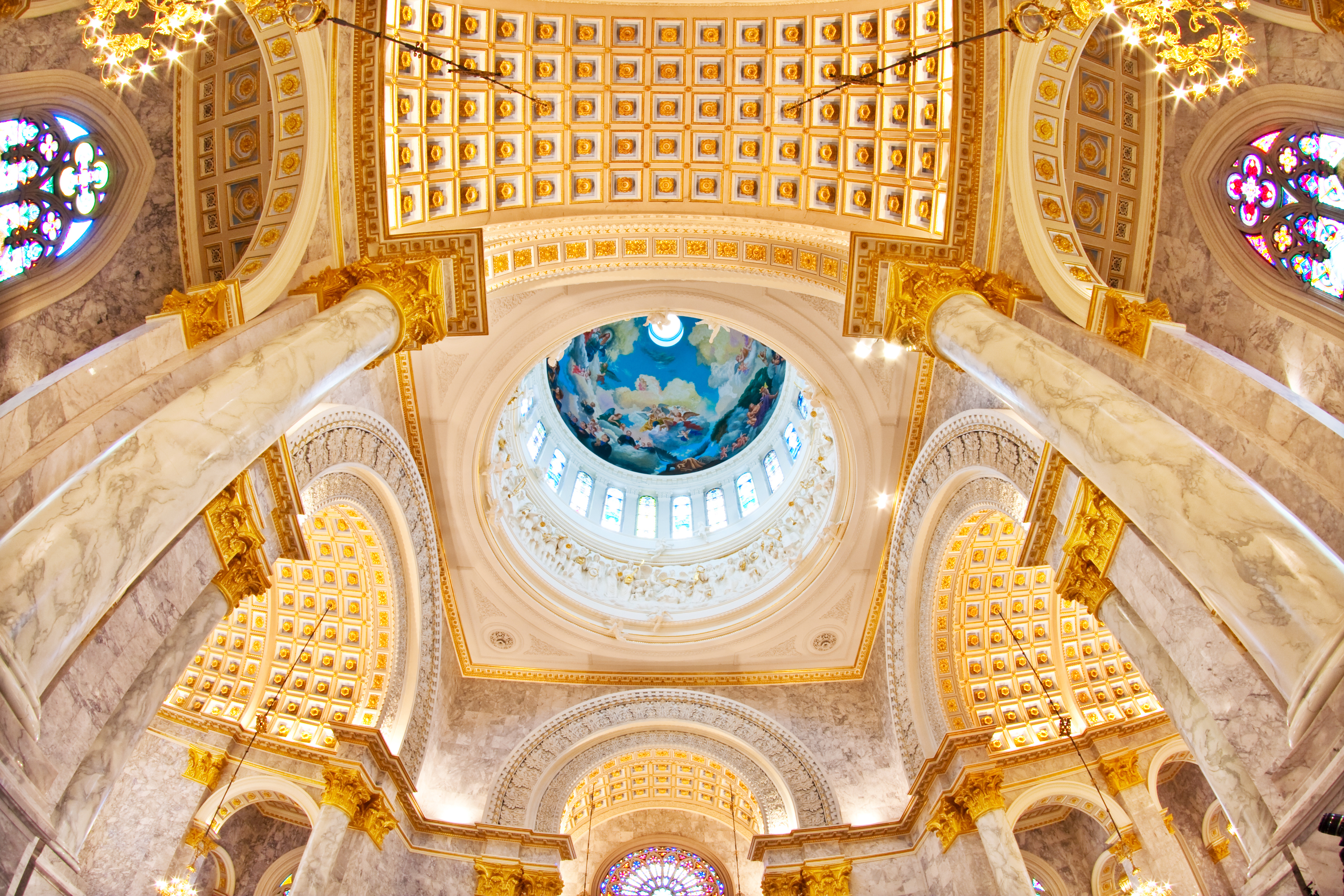 Imponerende interiør i Duomo Santa Maria Del Fiore katedralen i Firenze med den berømte kuppel, gotisk arkitektur og religiøse udsmykninger