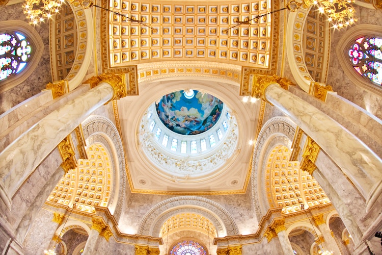 Imponerende interiør i Duomo Santa Maria Del Fiore katedralen i Firenze med den berømte kuppel, gotisk arkitektur og religiøse udsmykninger