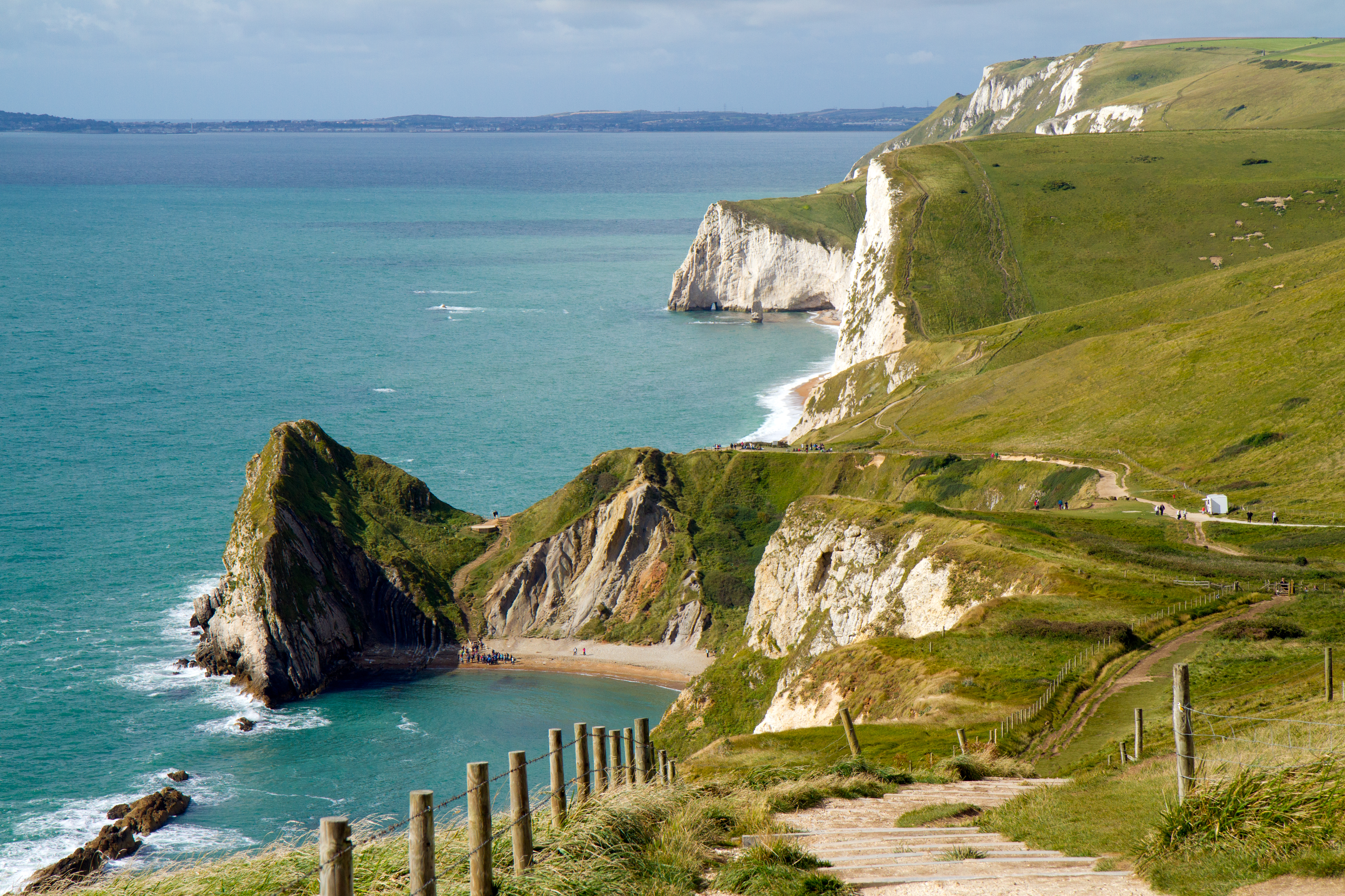 Imponerende udsigt over Durdle Door kalkstensformationen ved Jurassic Coast i Dorset, England med den berømte sydvestlige kyststi