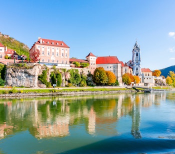 Idylliske Dürnstein by med historisk borg og efterårsfarver langs Donau-floden i Wachau-dalen, Østrig