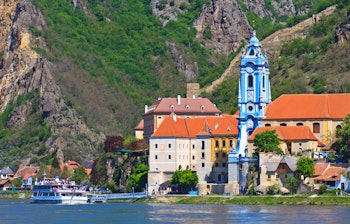 Maleriske Dürnstein med den blå kirketårn og middelalderborg ved Donau-floden i Østrigs UNESCO-beskyttede Wachau-dal