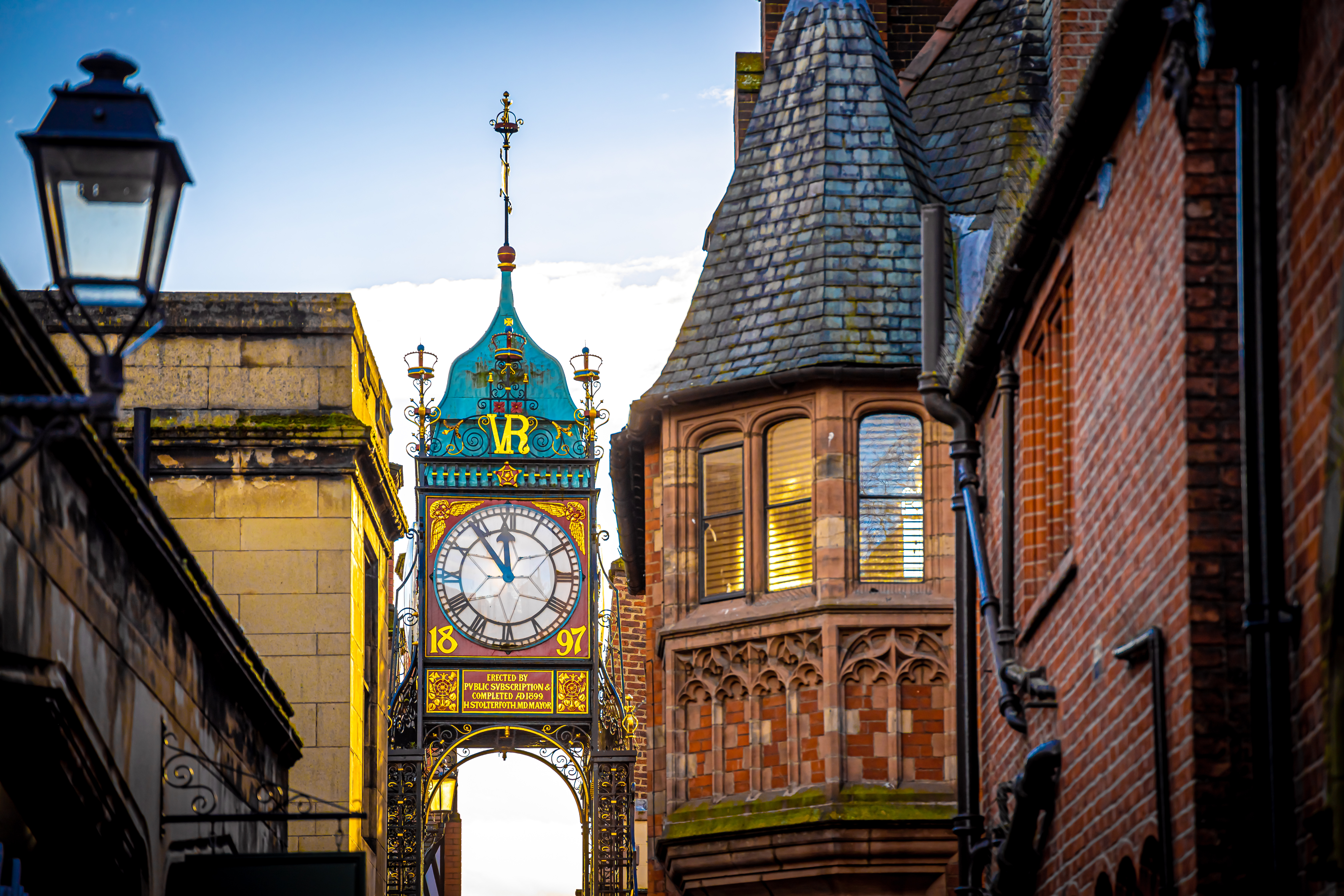 Eastgate Clock i Chester - berømt historisk vartegn på Chesters røde sandstensmurede bymure fra romertiden i Nordvestengland