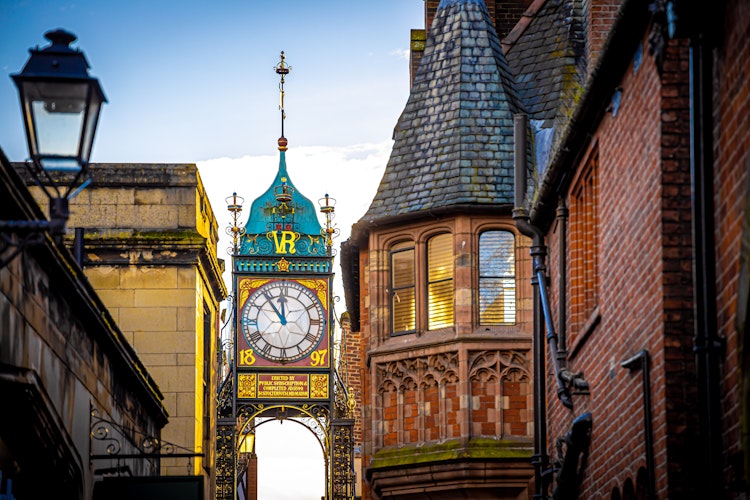Eastgate Clock i Chester - berømt historisk vartegn på Chesters røde sandstensmurede bymure fra romertiden i Nordvestengland
