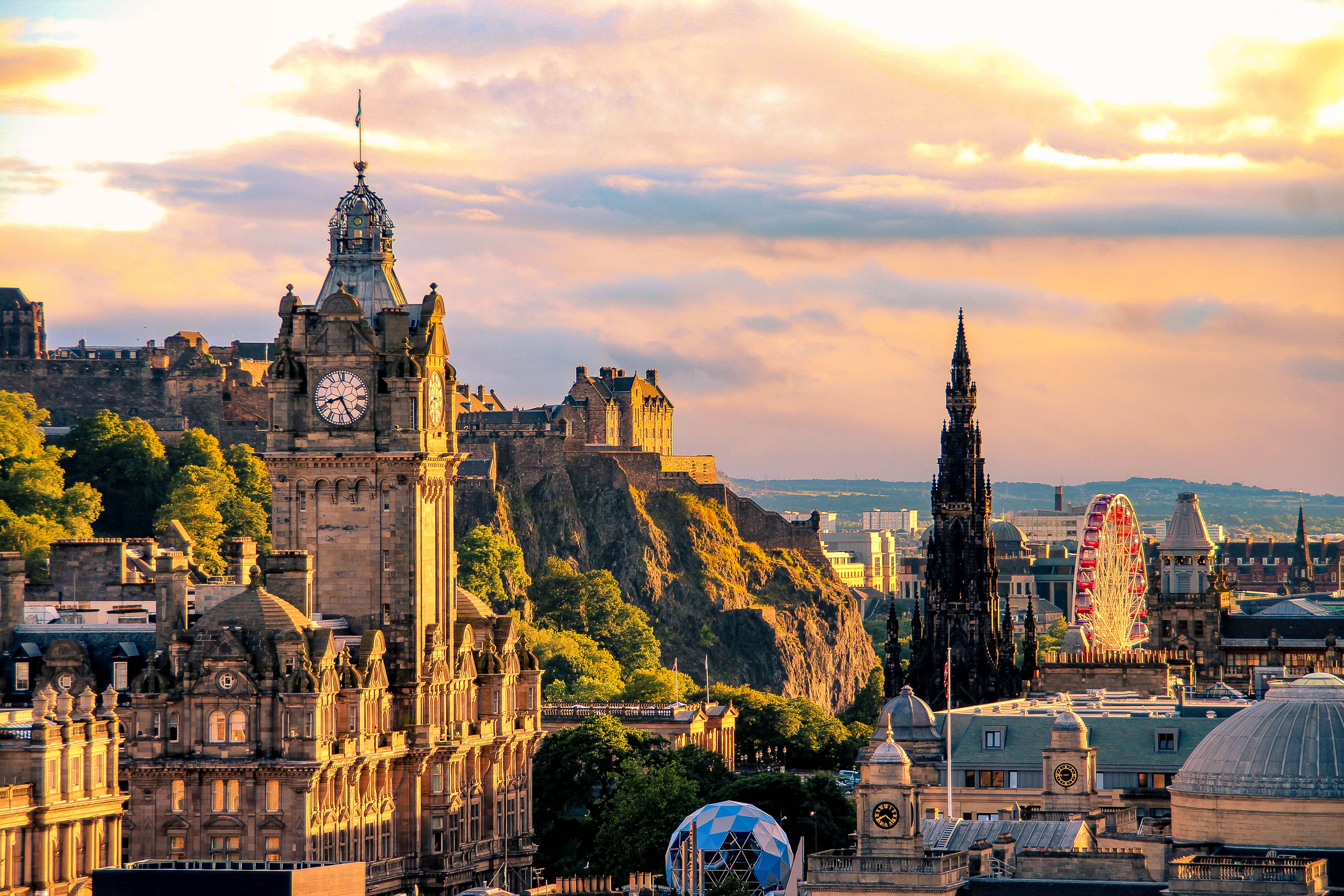 Edinburgh Castle og byens silhuet ved solnedgang i Skotland