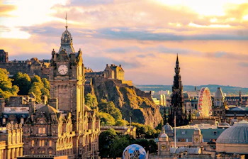 Edinburgh Castle og byens silhuet ved solnedgang i Skotland
