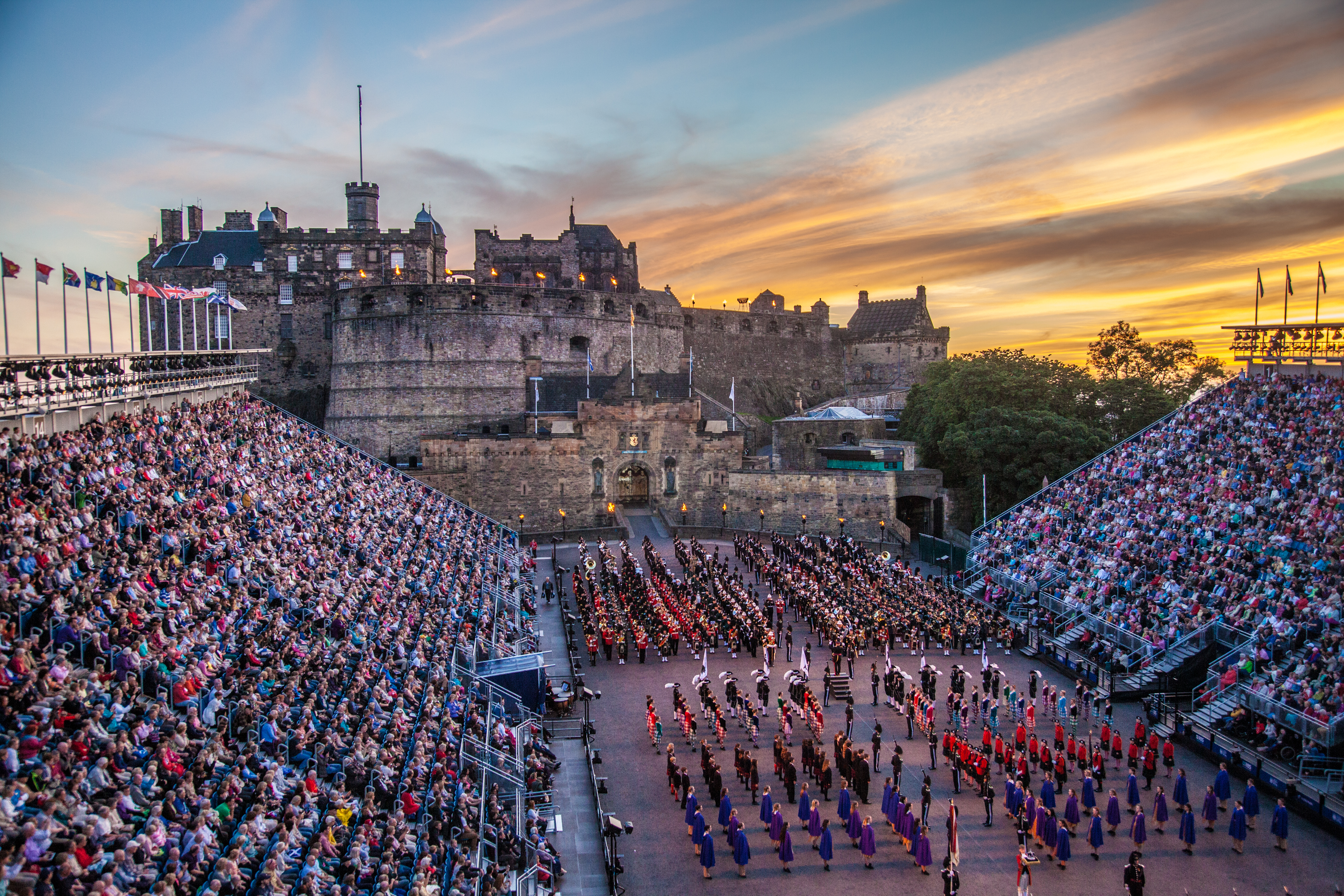 Imponerende aftenfremvisning af Edinburgh Royal Military Tattoo med militærbands foran det historiske Edinburgh slot i Skotland