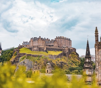 Edinburgh Castle tronende på klippen over Edinburghs bymidte - et historisk højdepunkt på vores skotske rundrejse