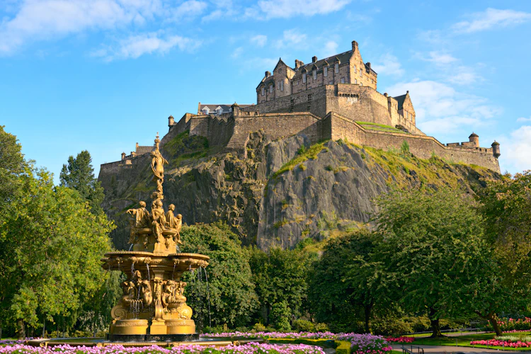 Edinburgh Slot med det dekorative Ross springvand i Princes Street Gardens på en solrig dag i Skotland