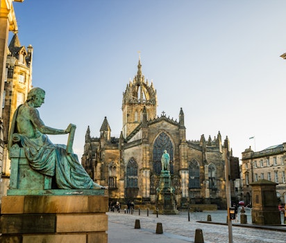St Giles Katedral og David Hume statue på Royal Mile i Edinburgh, Skotland