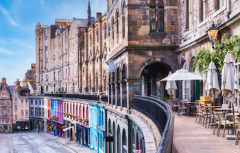 Den ikoniske Victoria Street med farverige historiske bygninger og brostensbelagt vej i Old Town Edinburgh, Skotland