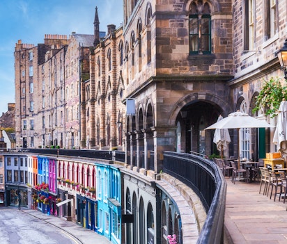 Den ikoniske Victoria Street med farverige historiske bygninger og brostensbelagt vej i Old Town Edinburgh, Skotland