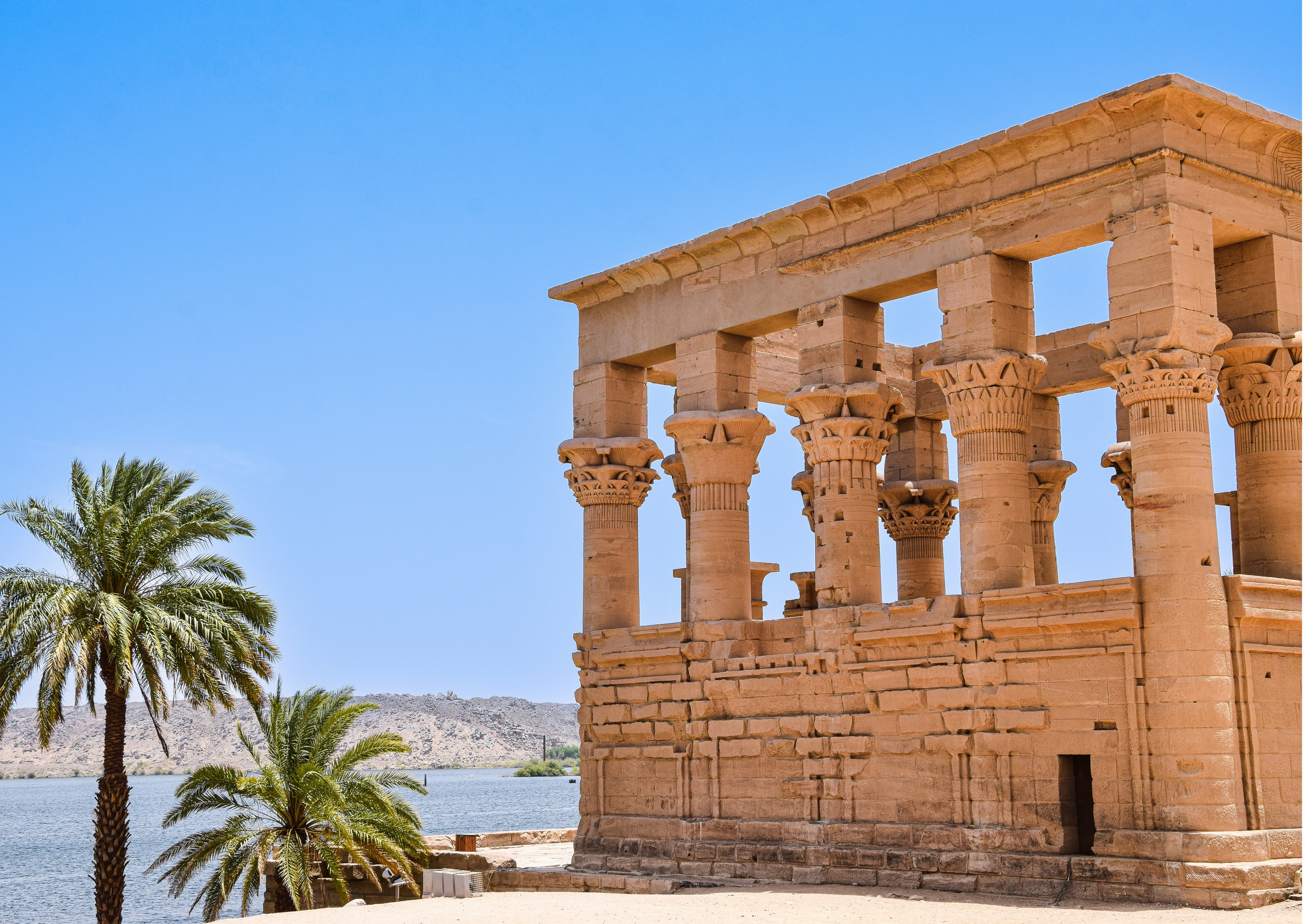 De smukke antikke søjler ved Philae Templet ved Nilen i Aswan, Egypten