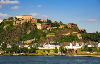 Den historiske Ehrenbreitstein-fæstning på bakketoppen med udsigt over Rhinen i Koblenz, Tyskland under blå himmel og solskin
